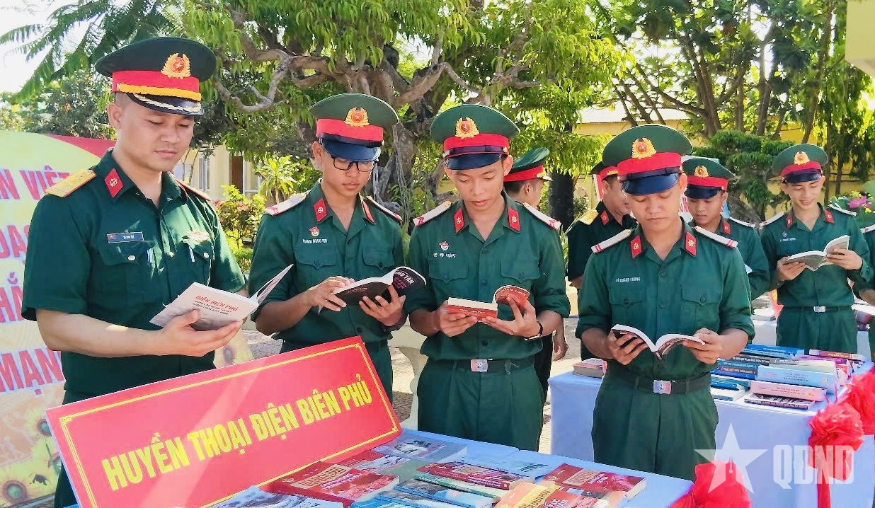 Cục Chính trị Binh chủng Hóa học triển lãm, trưng bày hơn 400 đầu sách